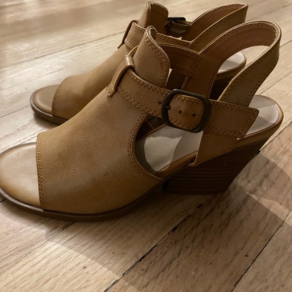 New Frye and Co Women's Tan Open-Toe Sandals - Picture 1 of 3